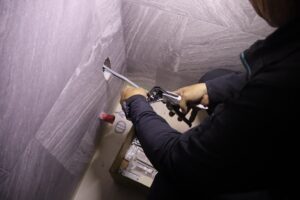 名古屋市千種区の店舗でケーブルの被覆を剥く作業
